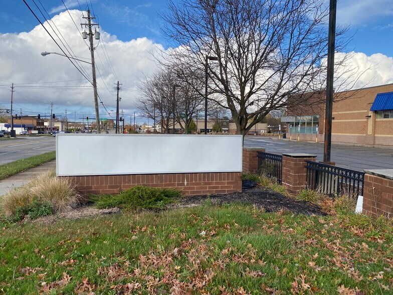 14701 Pearl Rd, Strongsville, OH à vendre - Photo de l’immeuble – Image 3 sur 15