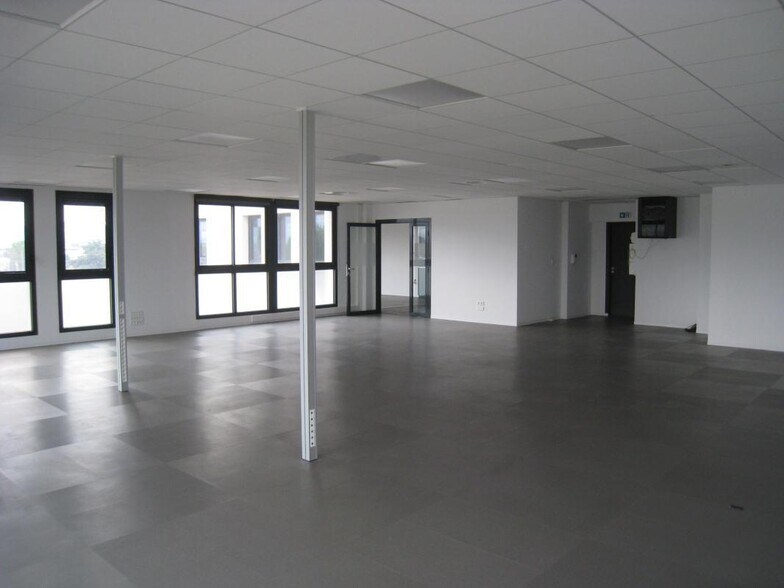 Bureau dans Aubagne à louer - Photo de l’immeuble – Image 1 sur 6