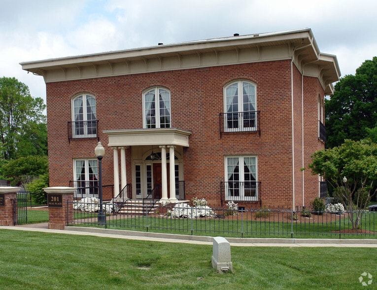 201 Neal Pl, High Point, NC à vendre - Photo principale – Image 1 sur 9