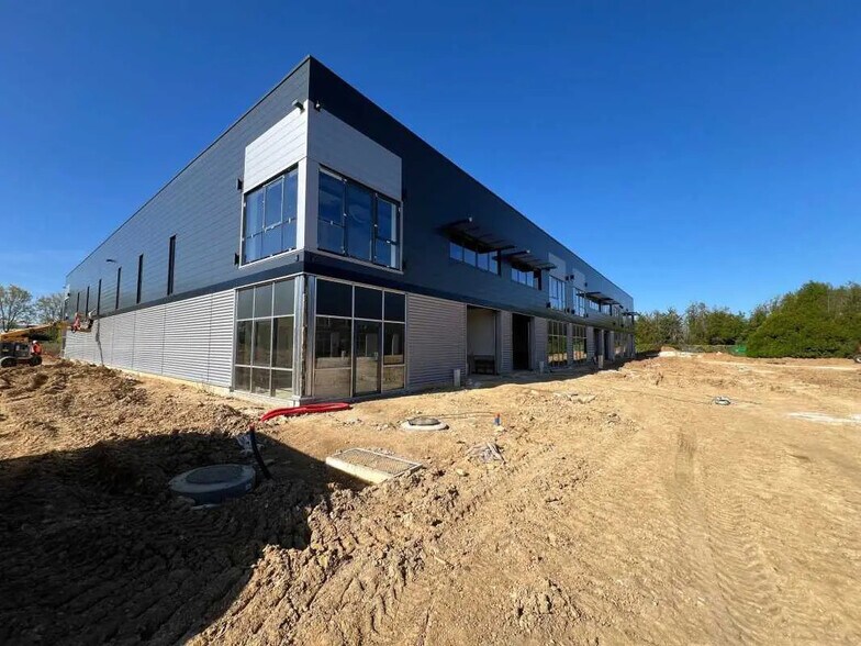 Local d’activités dans Plaisir à louer - Photo de l’immeuble – Image 2 sur 8