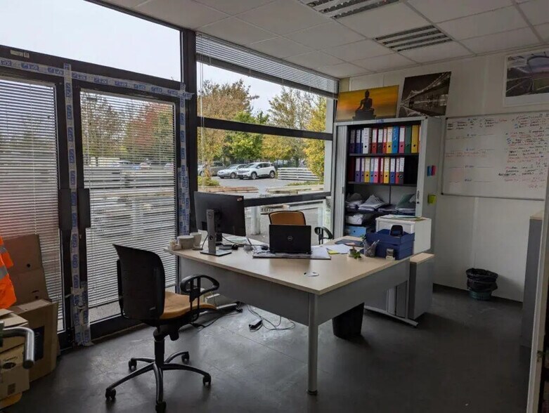 Bureau dans Pontault-Combault à louer - Photo de l’immeuble – Image 3 sur 6