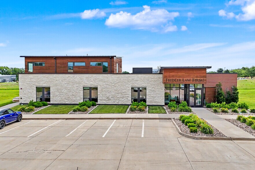 8831 Windsor Pky, Johnston, IA à vendre - Photo de l’immeuble – Image 2 sur 15