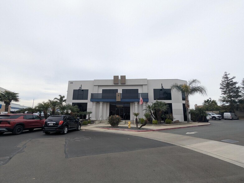 380 Carrol Ct, Brentwood, CA à louer - Photo de l’immeuble – Image 3 sur 4