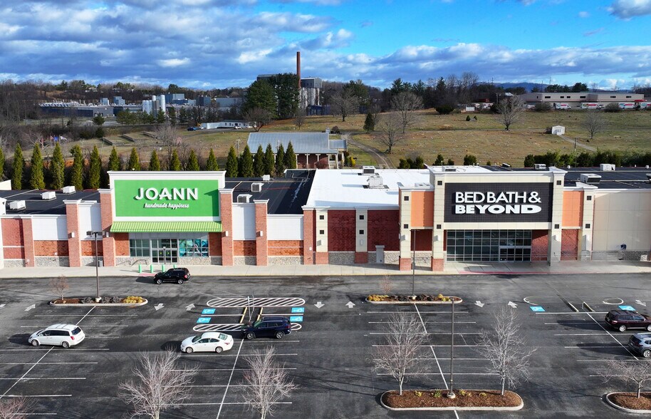 145 Shoppers Way, Christiansburg, VA à louer - Photo de l’immeuble – Image 3 sur 18