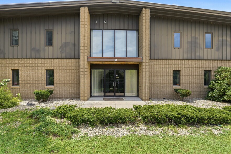 846 Broncos Hwy, Mapleville, RI à louer - Photo de l’immeuble – Image 1 sur 22