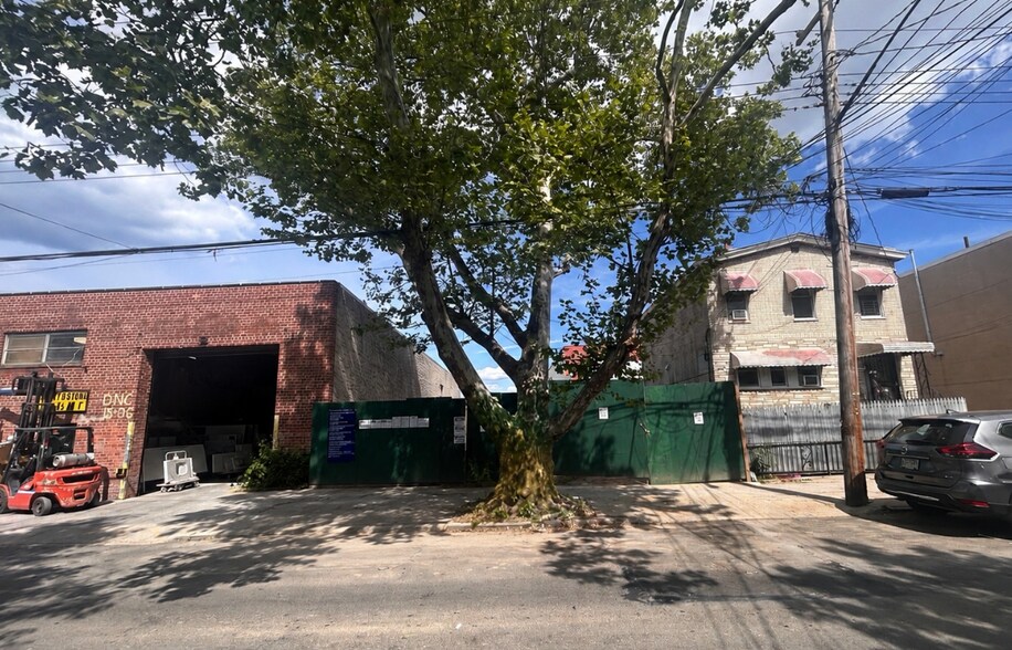 1811 126th St, College Point, NY à vendre - Photo de l’immeuble – Image 2 sur 2