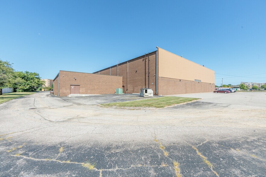 8555-8735 Day Dr, Parma, OH à vendre - Photo de l’immeuble – Image 3 sur 50