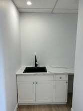 2120 Rue Sherbrooke E, Montréal, QC à louer Photo intérieure– Image 2 sur 4