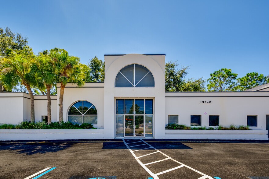 13540 Walsingham Rd, Largo, FL à vendre - Photo de l’immeuble – Image 2 sur 12