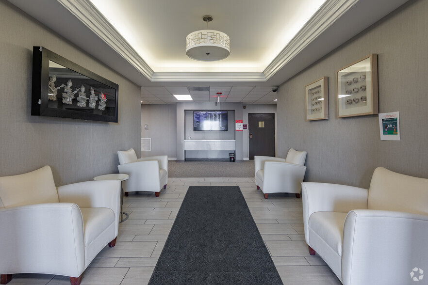 3633 W Lake Ave, Glenview, IL à louer - Hall d’entrée – Image 3 sur 9