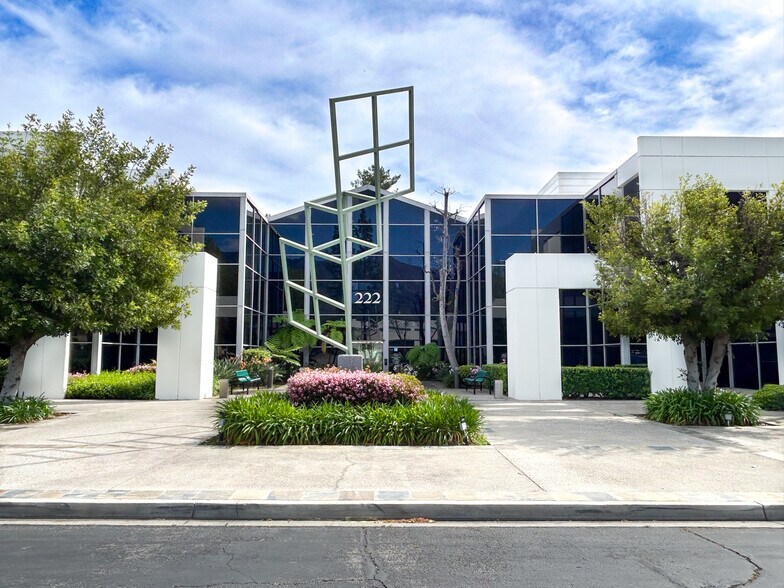 222 E Huntington Dr, Monrovia, CA à louer - Photo de l’immeuble – Image 2 sur 10