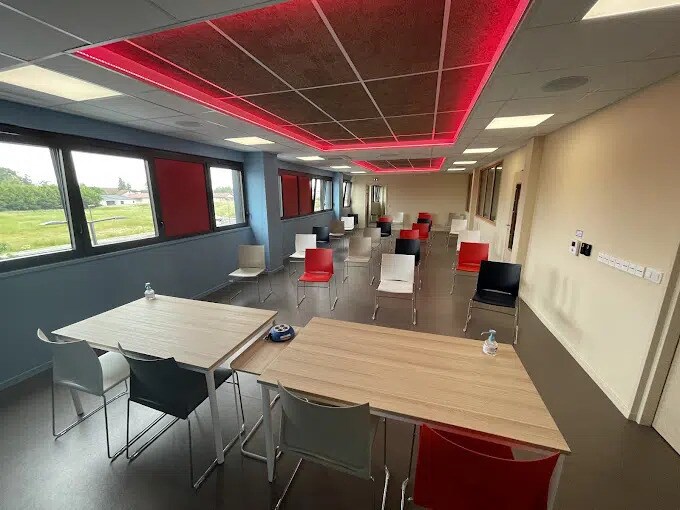 244 Rue Du Point Du Jour, Saint-Denis-lès-Bourg à louer - Photo de l’immeuble – Image 3 sur 9
