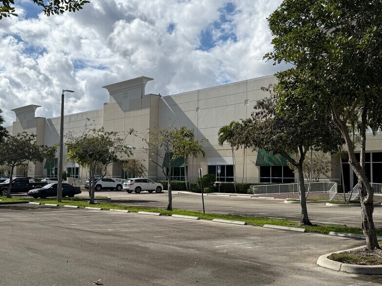 2901 NW 27th Ave, Pompano Beach, FL à louer - Photo de l’immeuble – Image 2 sur 4