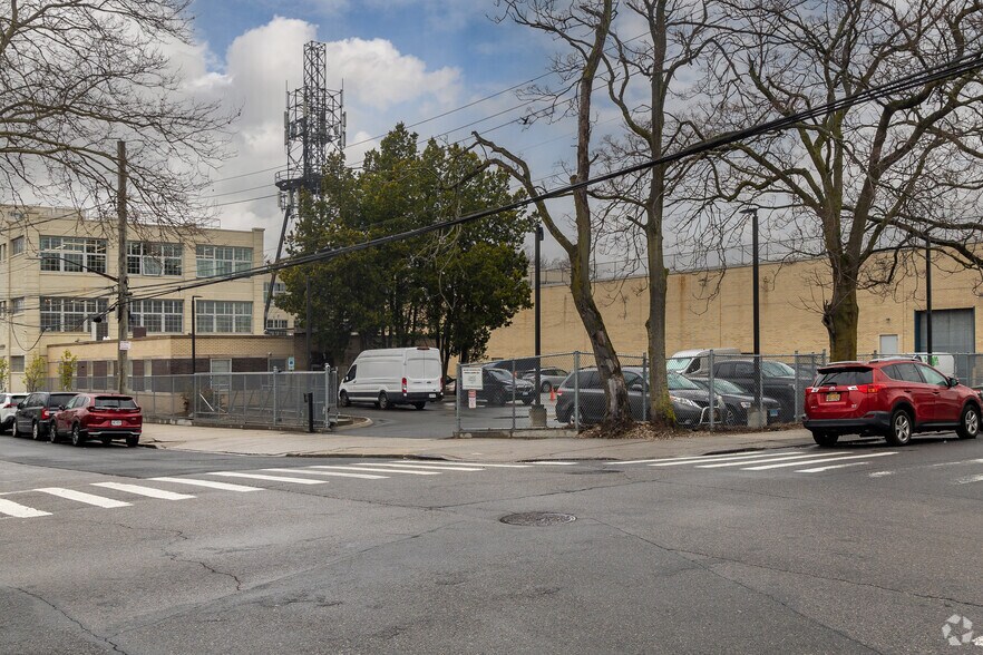 101-01 95th Ave, Ozone Park, NY à louer - Photo de l’immeuble – Image 2 sur 7