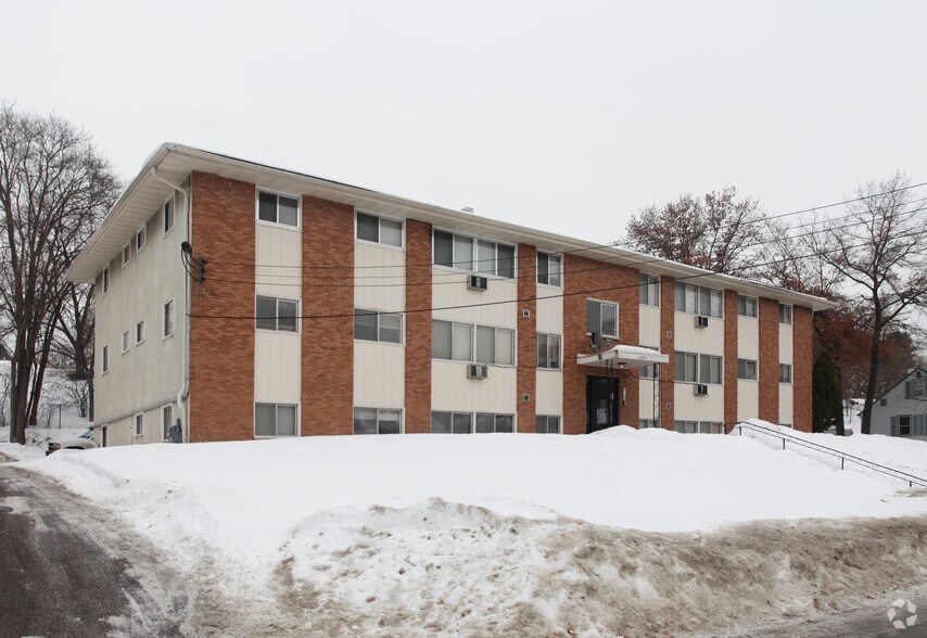 4233 3rd St NE, Columbia Heights, MN à vendre - Photo principale – Image 1 sur 3