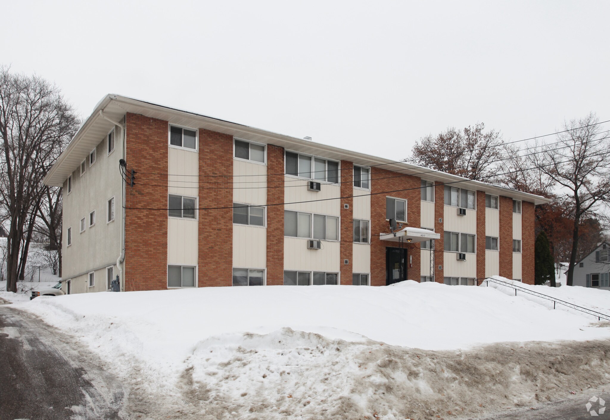 4233 3rd St NE, Columbia Heights, MN à vendre Photo principale– Image 1 sur 4