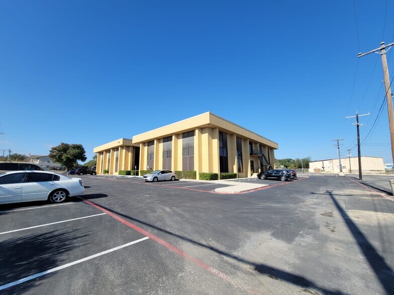 433 Kitty Hawk Rd, Universal City, TX à louer - Photo de l’immeuble – Image 3 sur 11