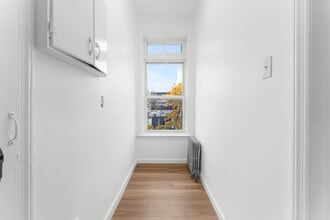 5716 Myrtle Ave, Ridgewood, NY à louer Photo intérieure– Image 2 sur 9