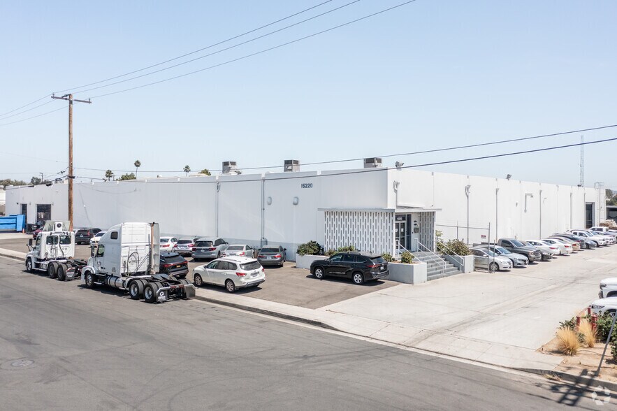15220 Canary Ave, La Mirada, CA à vendre - Photo de l’immeuble – Image 1 sur 5
