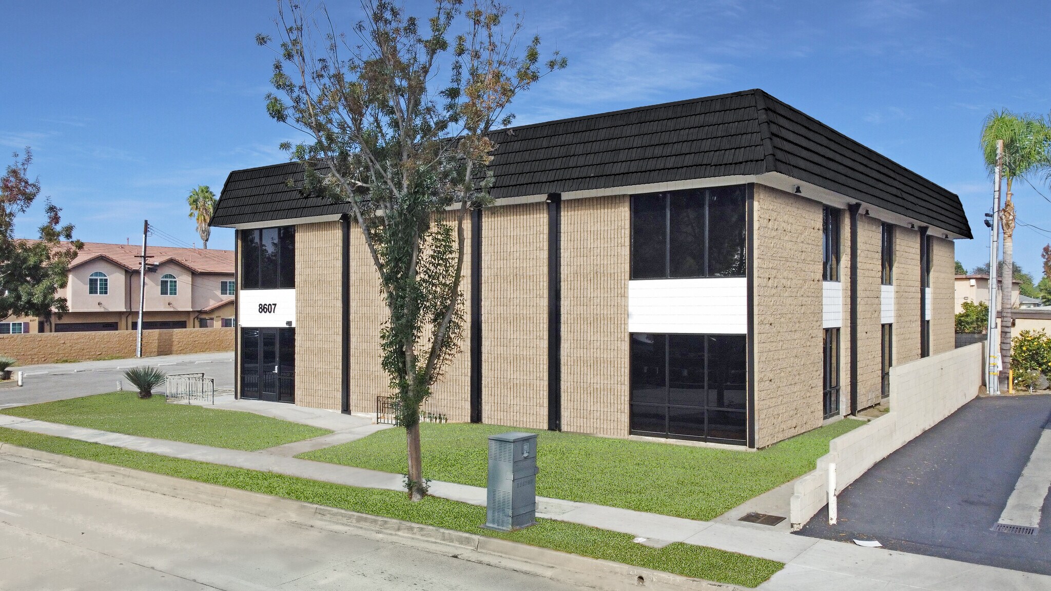 8607 Imperial Hwy, Downey, CA à louer Photo de l’immeuble– Image 1 sur 11