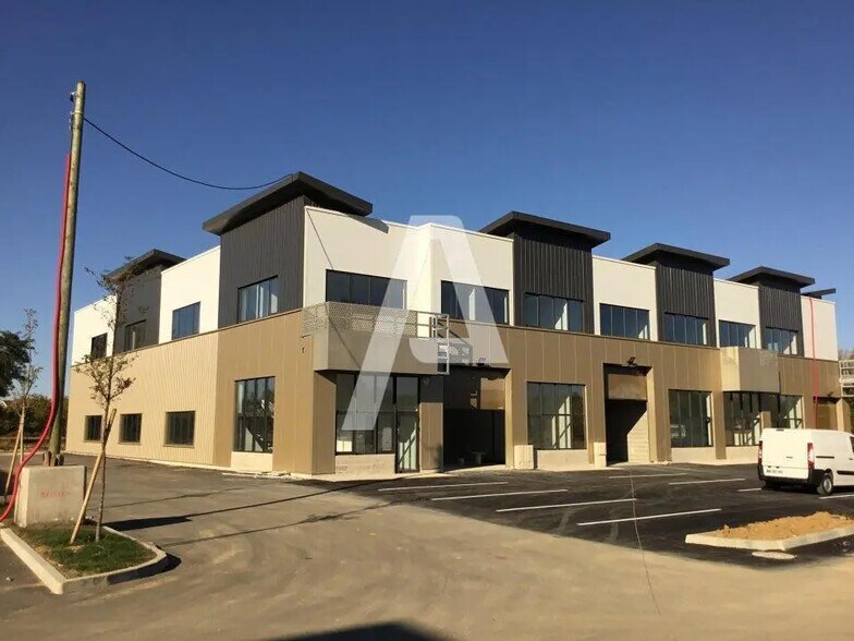 Local d'activités dans Saint-Pierre-du-Perray à vendre - Photo de l’immeuble – Image 3 sur 8