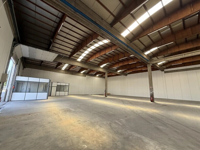 Local d’activités dans Saint-Priest à louer - Photo de l’immeuble – Image 3 sur 4