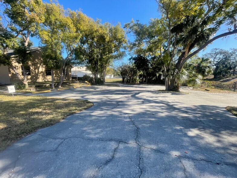 536 E Tarpon Ave, Tarpon Springs, FL à vendre - Photo de l’immeuble – Image 3 sur 12