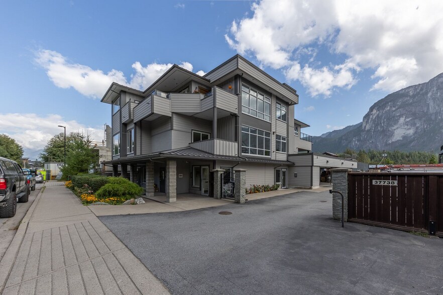 37738 3 Av, Squamish, BC à vendre - Photo de l’immeuble – Image 3 sur 18