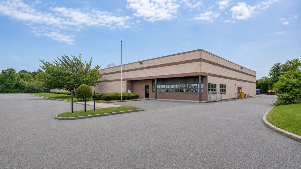 50 Haynes Ct, Ronkonkoma, NY à louer - Photo de l’immeuble – Image 1 sur 3