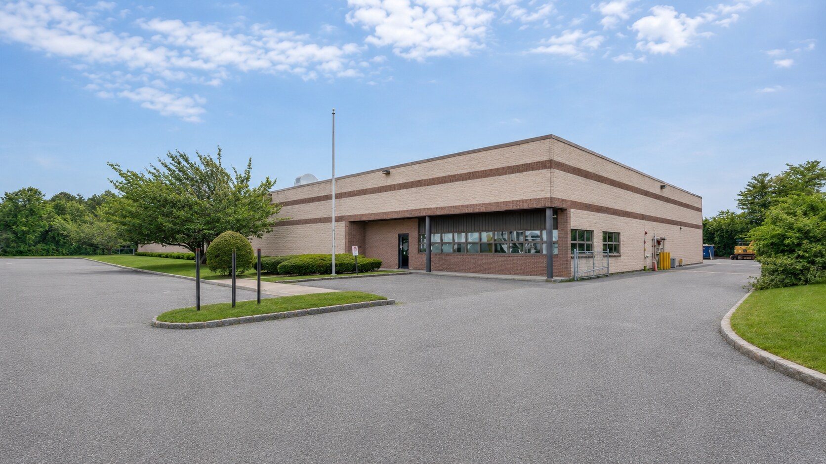 50 Haynes Ct, Ronkonkoma, NY à louer Photo de l’immeuble– Image 1 sur 4