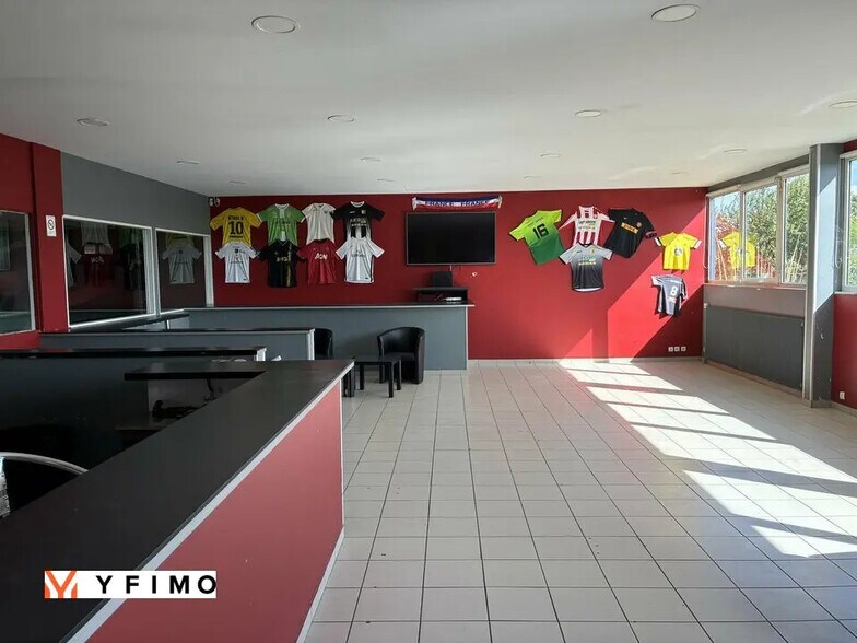 Local d’activités dans Limay à louer - Photo de l’immeuble – Image 3 sur 9