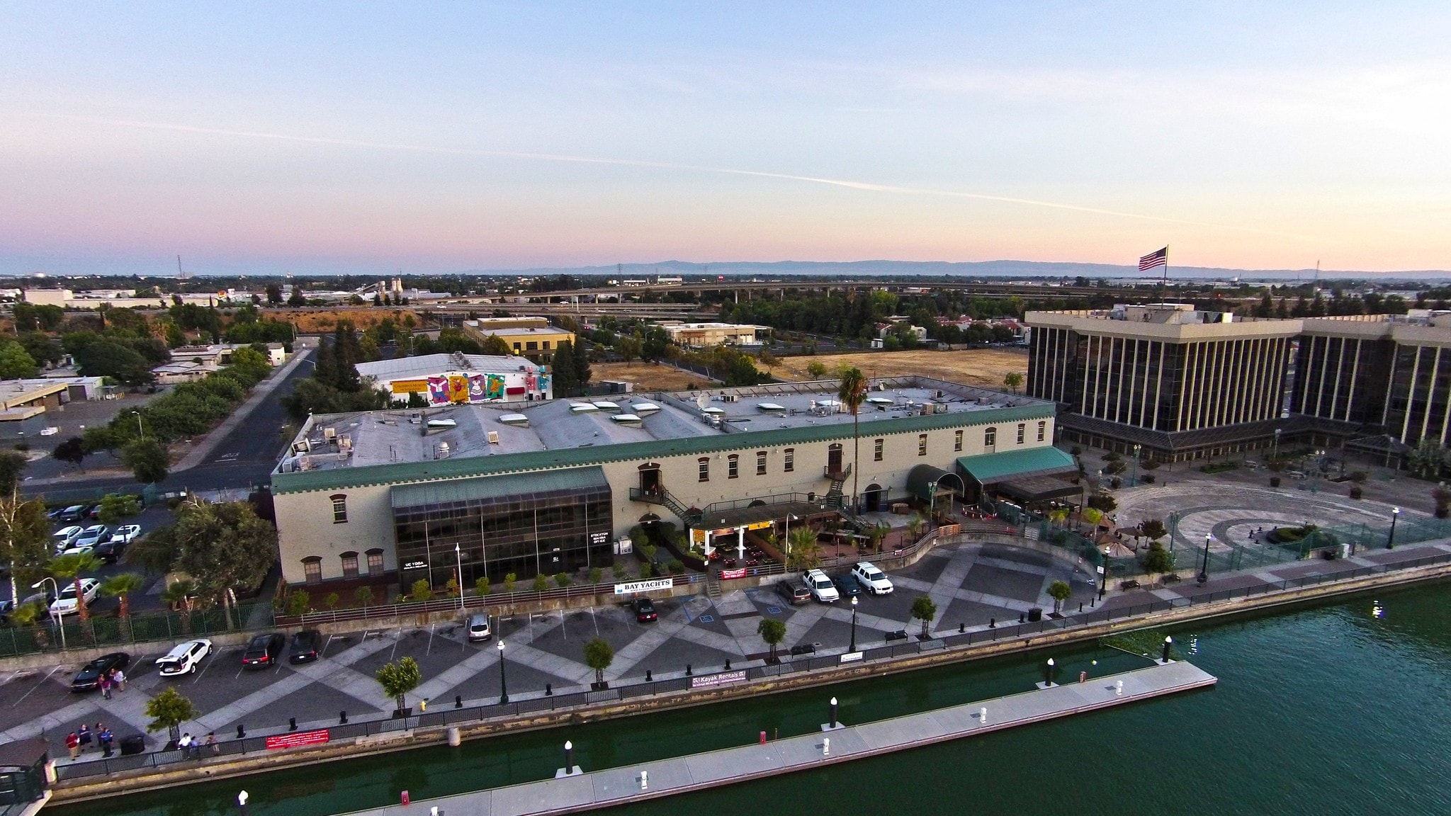 445 W Weber Ave, Stockton, CA à louer Photo principale– Image 1 sur 69