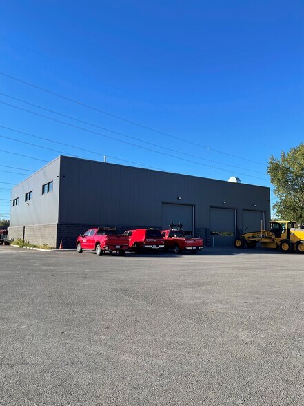 5995 Boulevard des Grandes-Prairies, Saint-leonard, QC à louer - Photo de l’immeuble – Image 2 sur 5