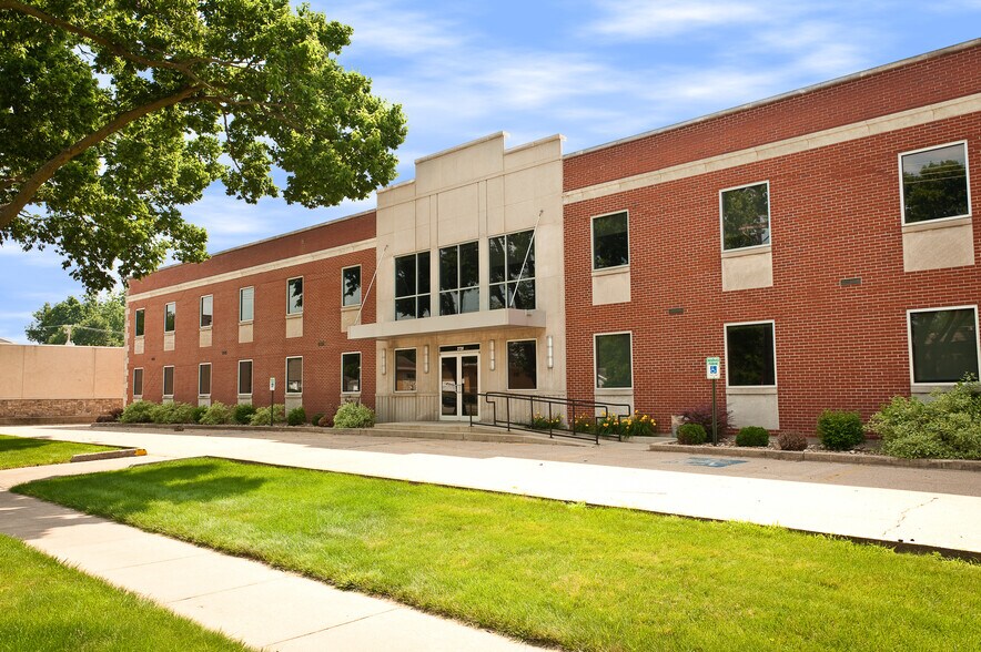 2720 1st Ave NE, Cedar Rapids, IA à louer - Photo de l’immeuble – Image 1 sur 11