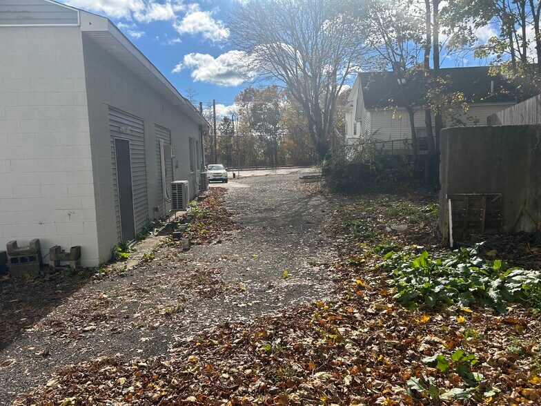 377 Washington St, West Warwick, RI à vendre - Photo de l’immeuble – Image 2 sur 11