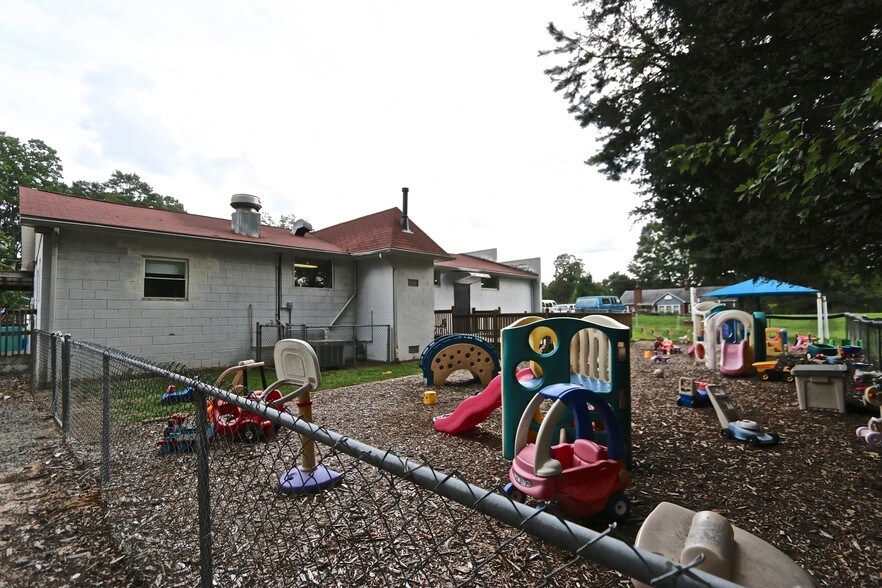 1202 Charles Raper Jonas Hwy, Mount Holly, NC à louer - Photo de l’immeuble – Image 3 sur 17