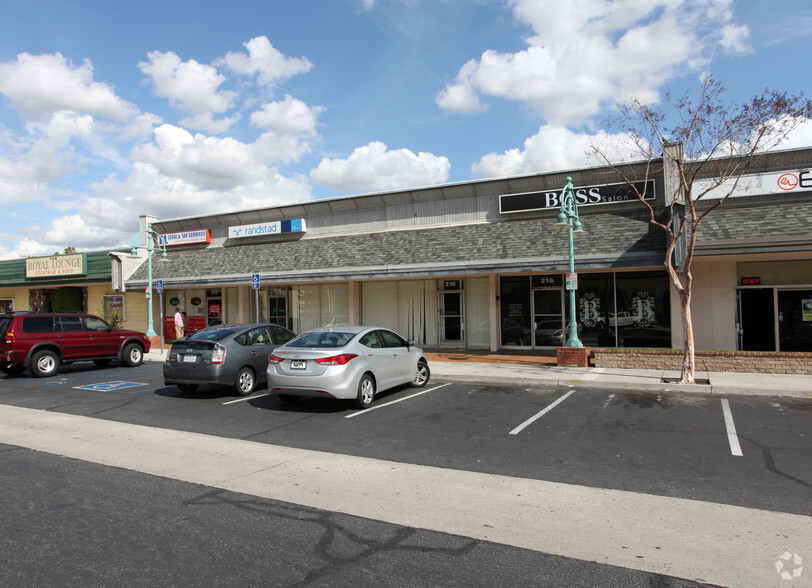 212-218 S Glendora Ave, West Covina, CA à louer - Photo de l’immeuble – Image 2 sur 3