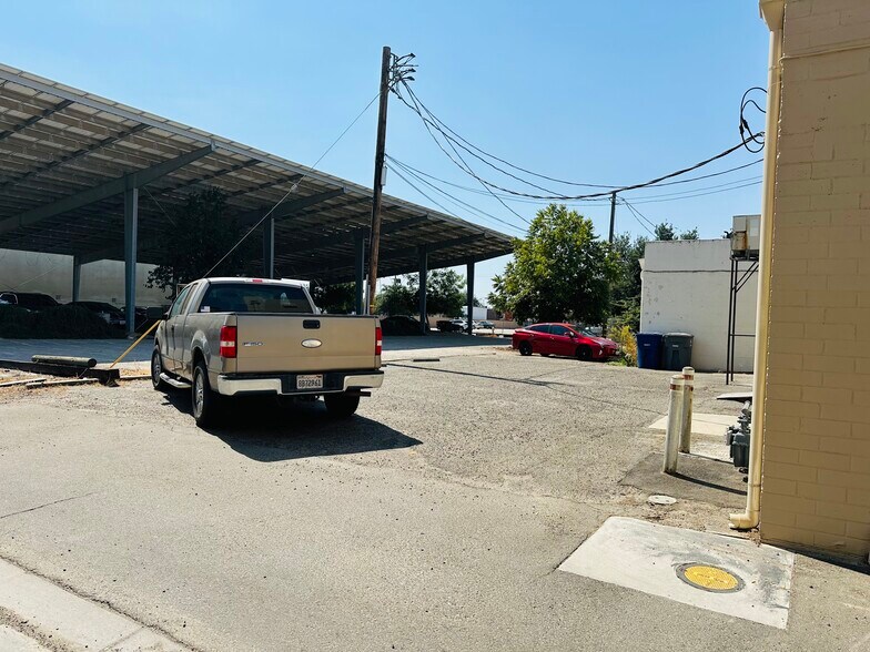 408 E Yosemite Ave, Madera, CA à vendre - Photo de l’immeuble – Image 2 sur 15