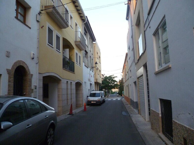 Immeuble residentiel dans La Bisbal del Penedès, Tarragona à vendre - Photo principale – Image 1 sur 16