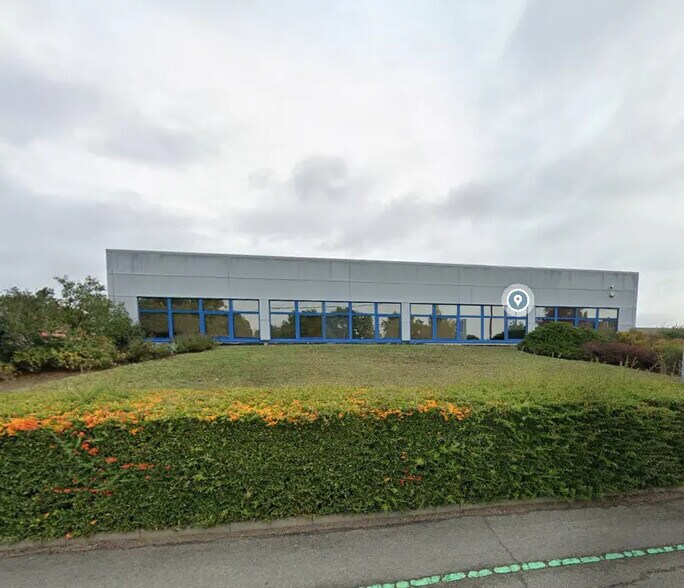 Local d’activités dans Fleury-les-Aubrais à louer - Photo de l’immeuble – Image 2 sur 8