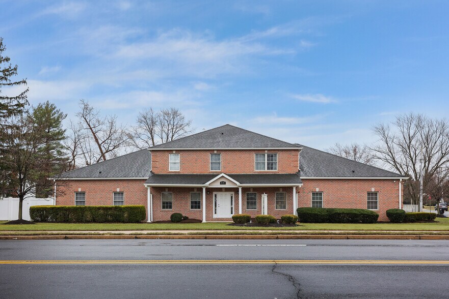 551 Newman Springs Rd, Lincroft, NJ à louer - Photo de l’immeuble – Image 2 sur 13