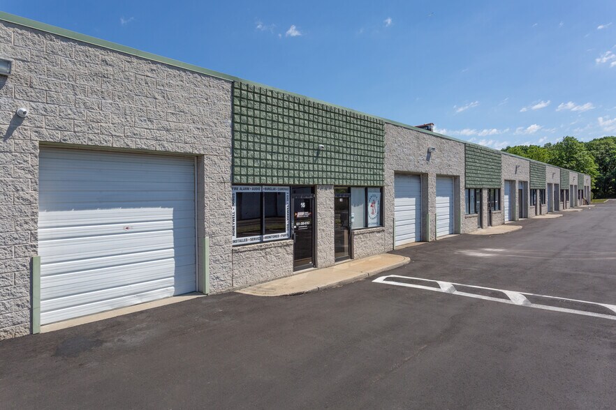 1395 Lakeland Ave, Bohemia, NY à louer - Photo de l’immeuble – Image 2 sur 5