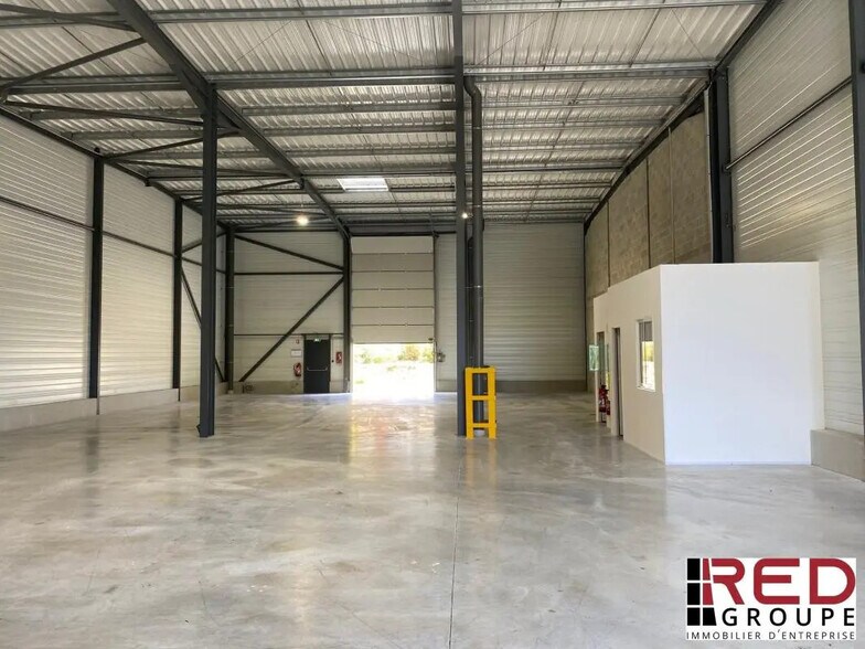 Industriel/Logistique dans Signes à louer - Photo de l’immeuble – Image 3 sur 5