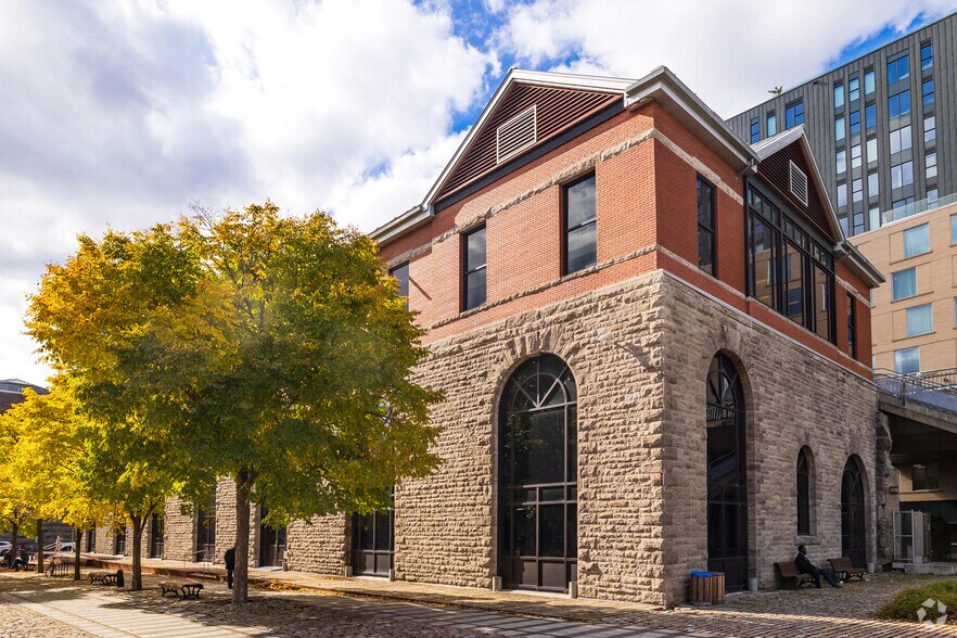 417 Rue Berri, Montréal, QC à louer - Photo de l’immeuble – Image 2 sur 4