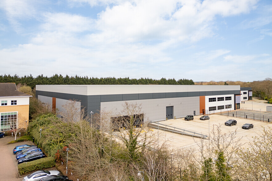 Harvest Crescent, Fleet à louer - Photo principale – Image 1 sur 3