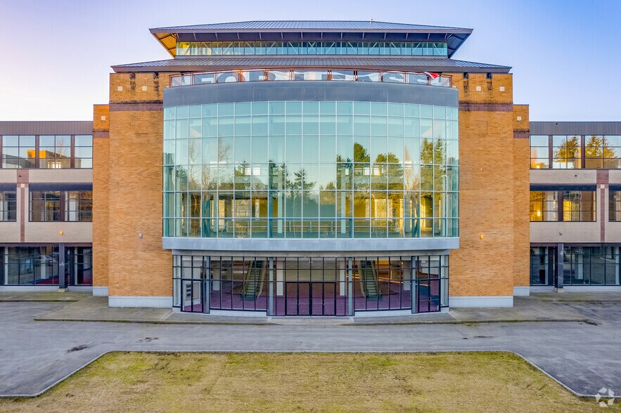 14178 104th Ave, Surrey, BC à louer - Photo de l’immeuble – Image 3 sur 5