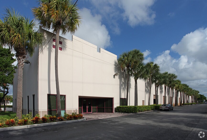 301-321 Goolsby Blvd, Deerfield Beach, FL à louer - Photo de l’immeuble – Image 3 sur 5