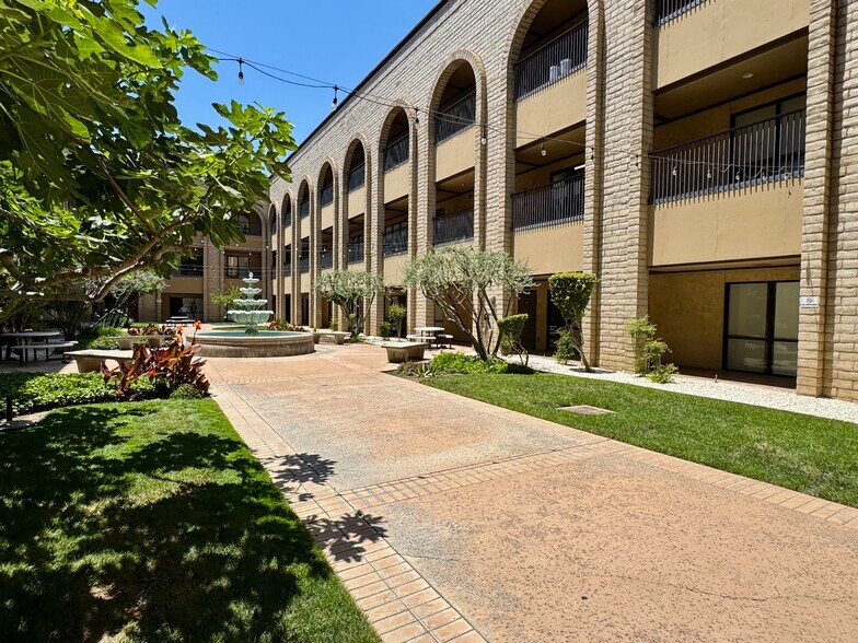 1900 Mariposa Mall, Fresno, CA à louer - Photo de l’immeuble – Image 1 sur 11