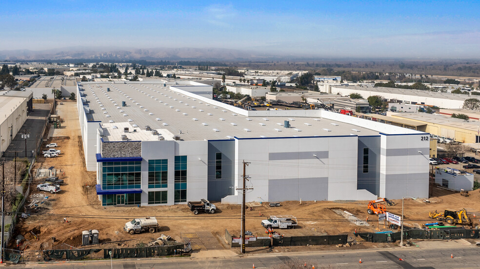 212 N Smith Ave, Corona, CA à louer - Photo de l’immeuble – Image 2 sur 30
