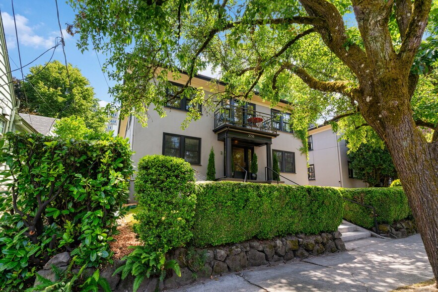 2056 NW Overton St, Portland, OR à vendre - Photo de l’immeuble – Image 3 sur 52